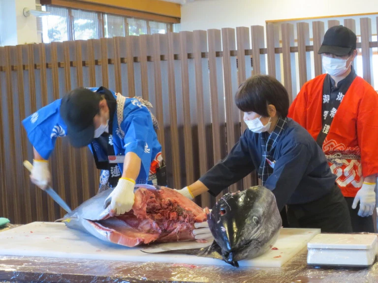 マグロ解体ショー